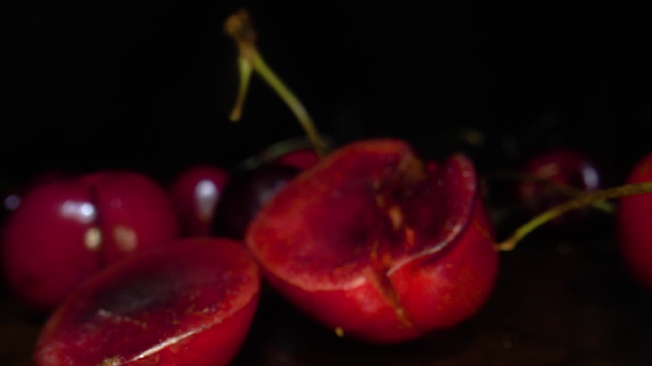 cerezas cortadas por la mitad zoom macro en tiro