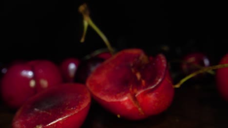 cerezas cortadas por la mitad zoom macro en tiro