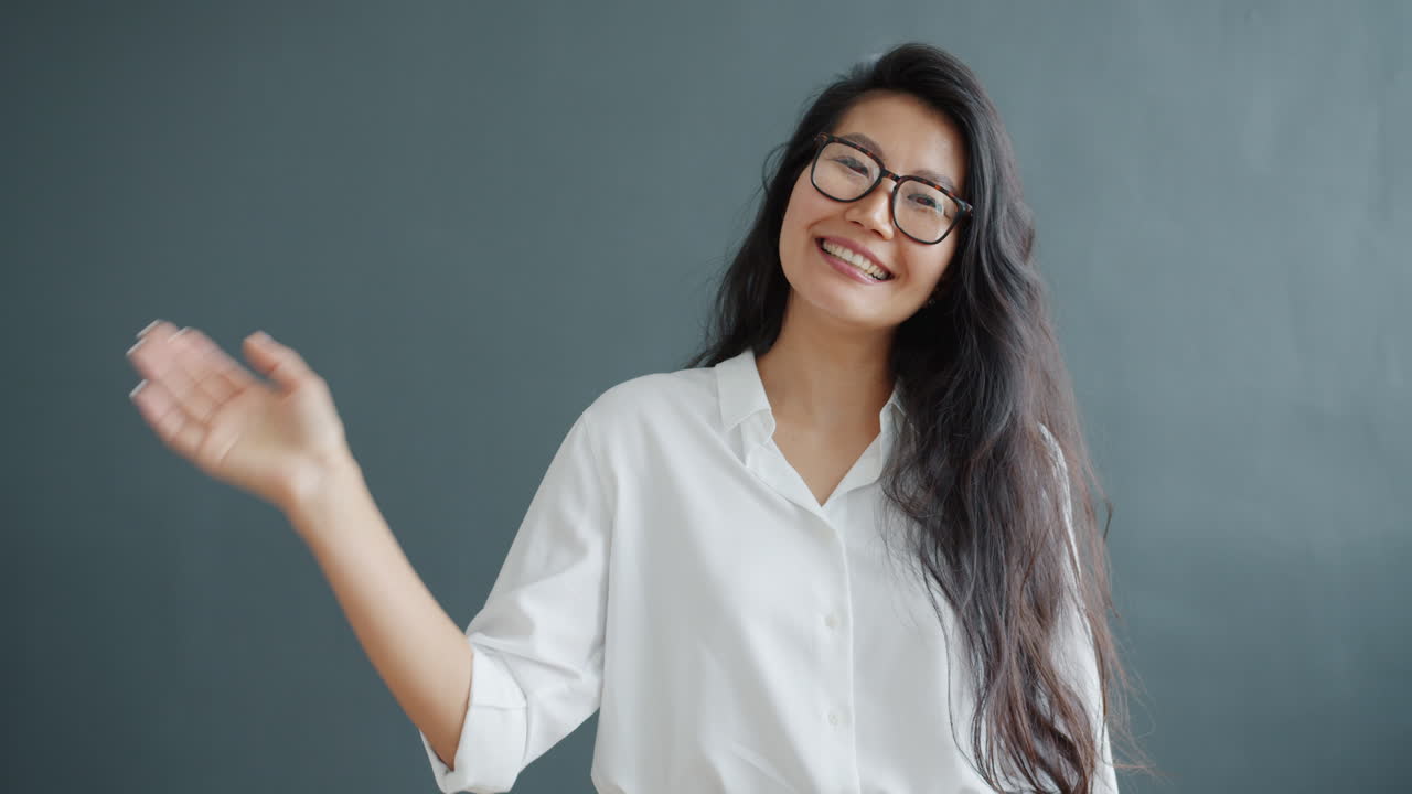 안하세요라고 손을 흔들고 있는 여자