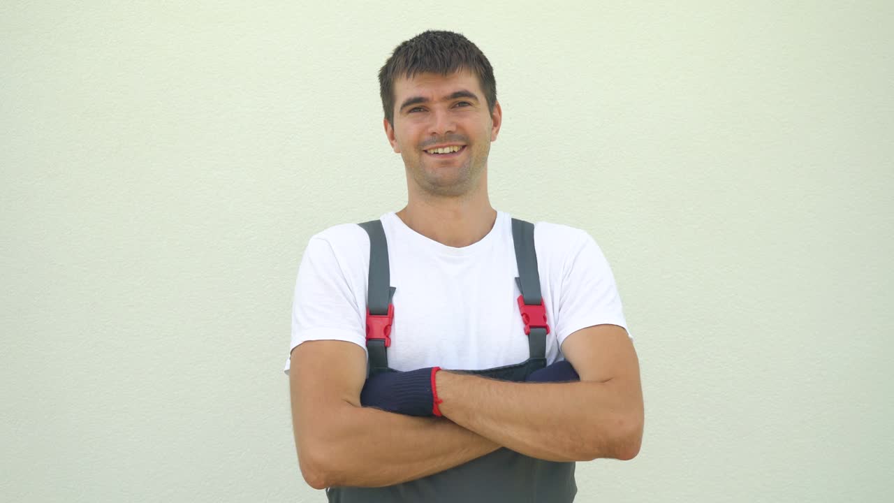 retrato de engenheiro sorridente feliz cruzando os braços isolado em fundo claro com espaço livre e de cópia