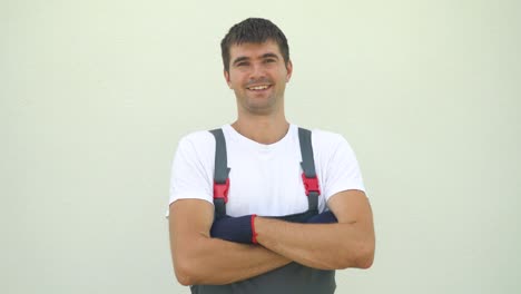retrato de un ingeniero feliz y sonriente cruzando los brazos aislado en un fondo claro con espacio libre y de copia