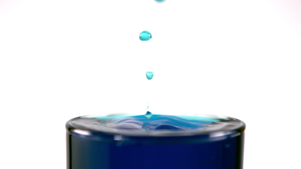 gota cayendo en cámara lenta en un vaso