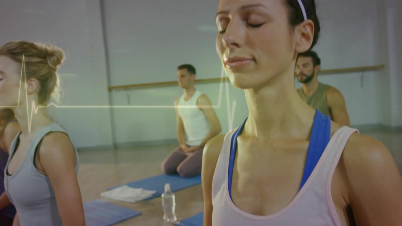 Inquadratura che si allontana e si alza, mostrando una donna con gli occhi chiusi sui tappetini, con una linea ECG che le attraversa il petto durante una sessione di yoga.