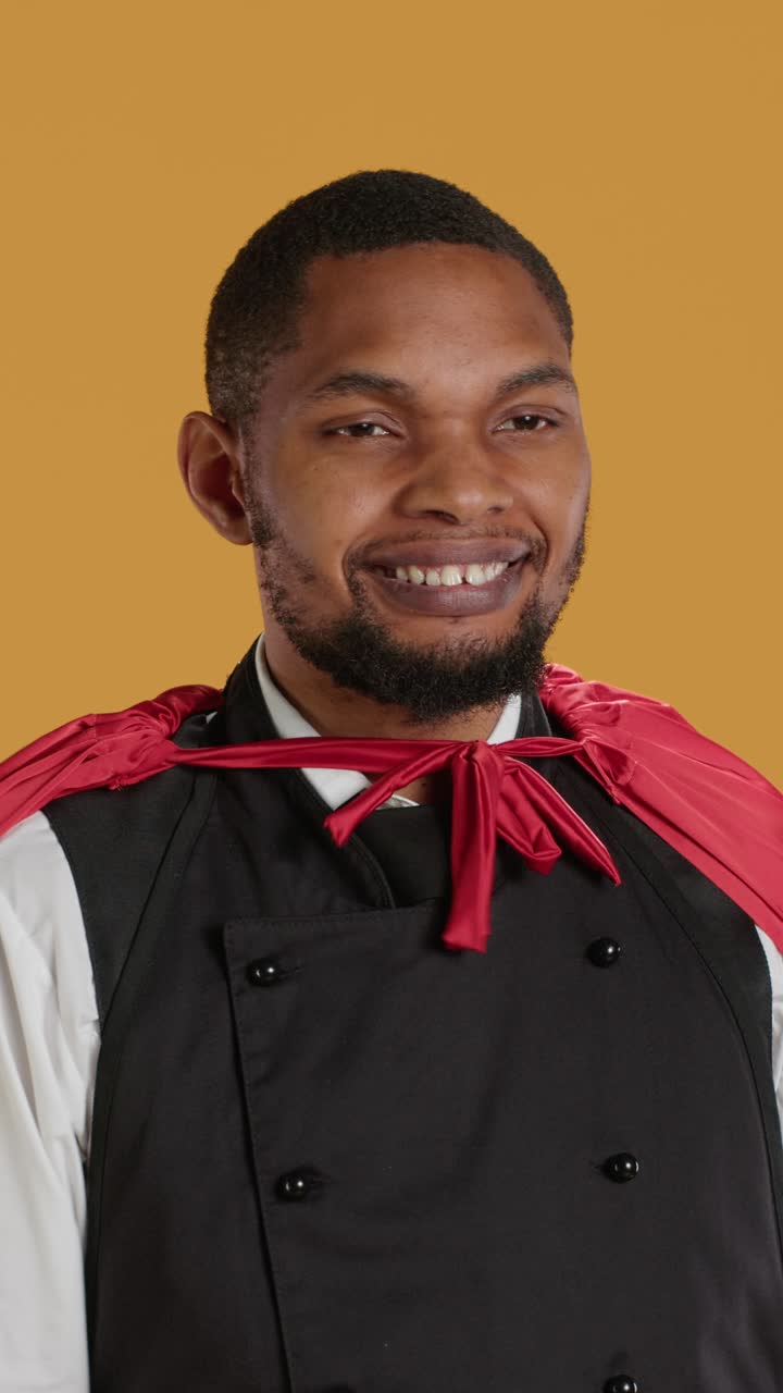 Chef afroamericano sicuro di sé con mantello da supereroe che tiene un macinaspezie