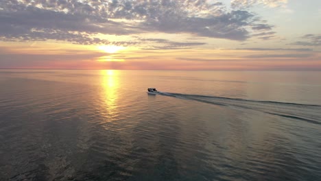 barco de la isla de presque al atardecer 4k