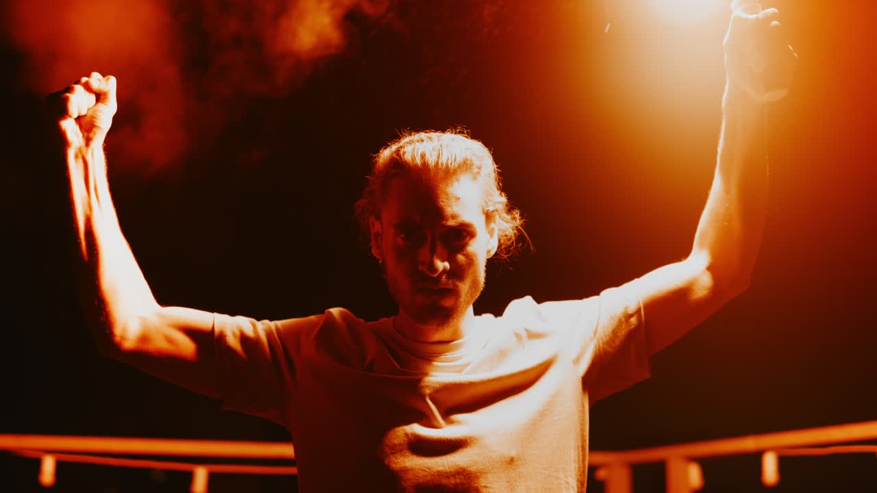 un tipo serio protestando contra la violencia. un hombre de pie con una bengala de señal en el techo.