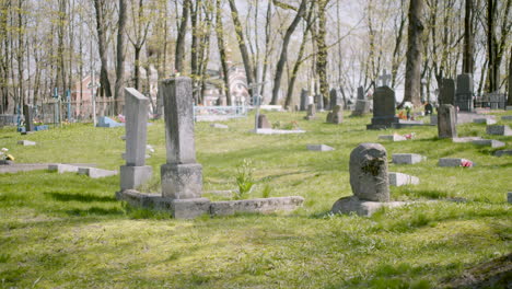 cementerio con lápidas en una zona urbana en un día soleado 5