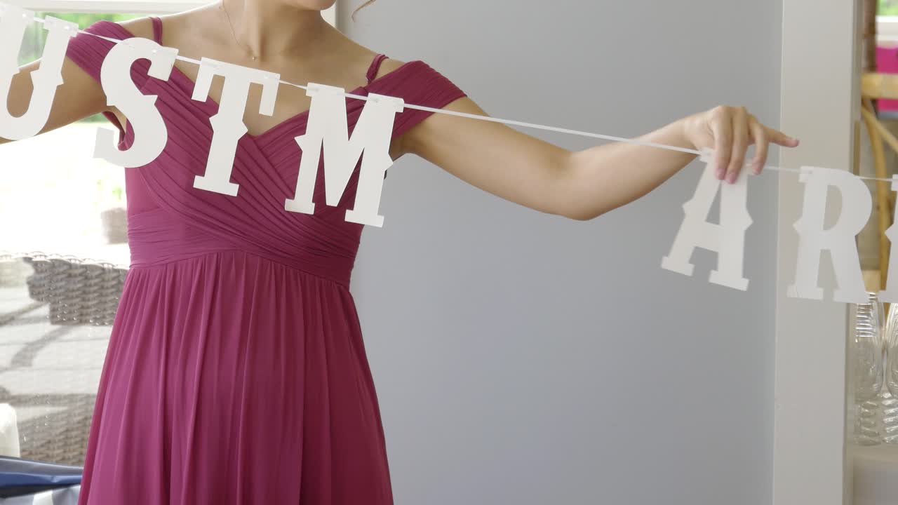 снимок места проведения свадебного приема и украшения обеденного стола