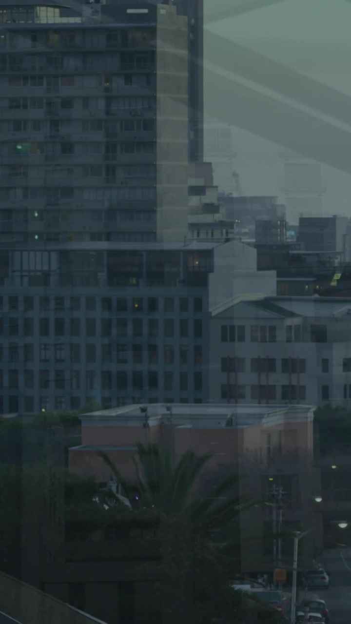 Animación de números y letras cambiantes con destellos de lente sobre un paisaje urbano moderno contra el cielo