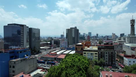 Toma-Aérea-Del-Despegue-En-El-Centro-De-La-Ciudad-De-México