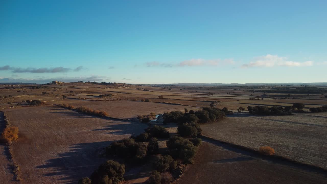 Vidstrakte gyldne marker i Lleida, Catalonien under solnedgang, fredfyldt landskab, luftfoto