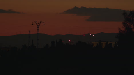 El-Cielo-Es-Rojo-Anaranjado-Por-La-Tarde