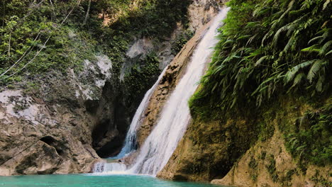 Agua-Fresca-Y-Fría-Que-Fluye-En-Las-Cascadas-Del-Bosque