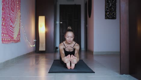 Hübsche-Junge-Frau,-Die-Zu-Hause-Übungen-Auf-Einer-Yogamatte-Macht