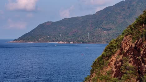 Schwenk-Nach-Rechts,-Eine-Insel-Hinter-Einem-Hügel