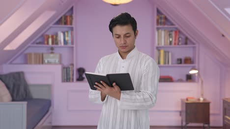 책 을 읽는 인도인