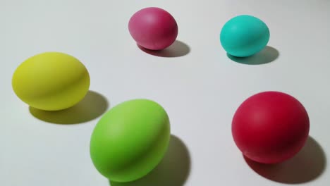 lúpulo de conejo mecánico entre huevos de pascua 1