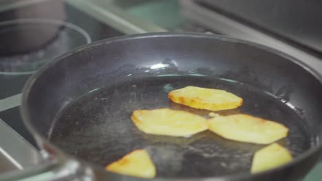 freír rebanadas de piña en una sartén