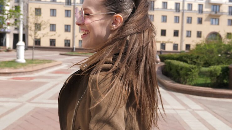 Giovane donna che sorride all'aperto in città