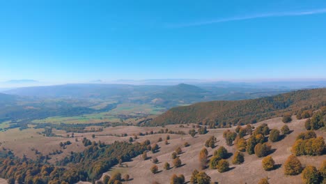 Panorama-Von-Hügeln-Und-Bergen-Mit-Reichlich-Herbstlichen-Waldbäumen-An-Einem-Sonnigen-Morgen