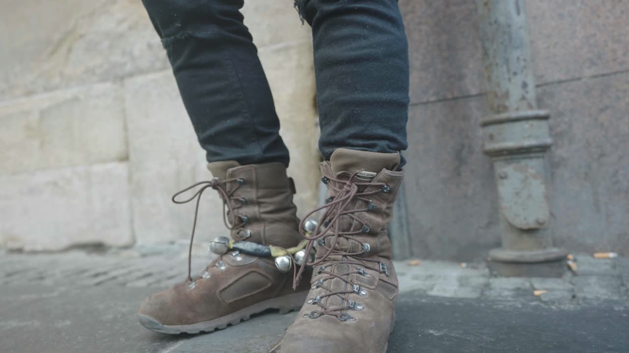 golpeando las botas de un artista callejero