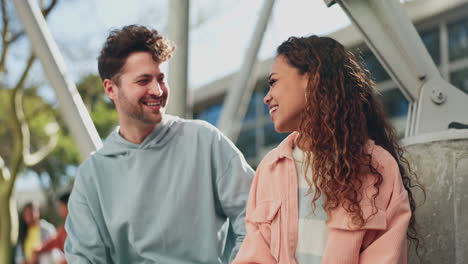 Educación,-Sonrisa-Y-Estudiantes-Con-Conversación.