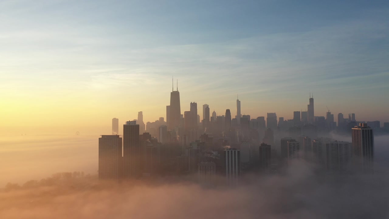 Riprese aeree nebbiose di Chicago da un drone con vista dall'alto sulla Gold Coast, North Avenue Beach