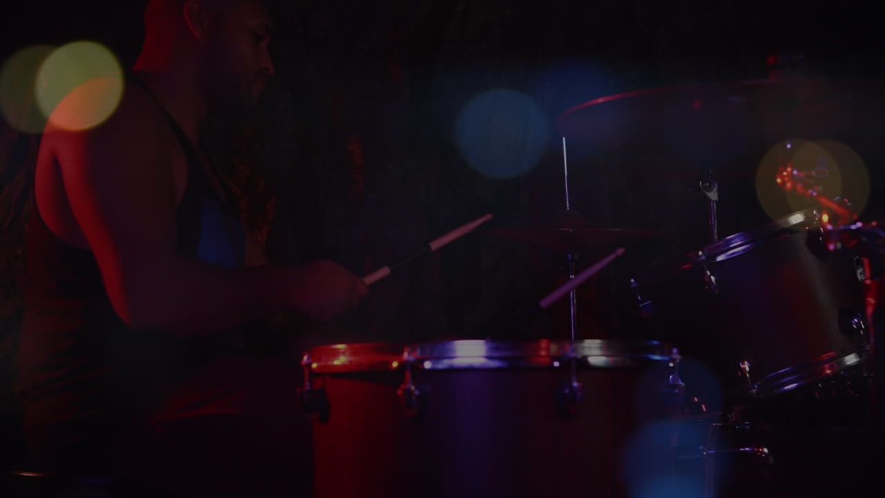 animazione del traffico stradale sfocato su musicisti che suonano le percussioni