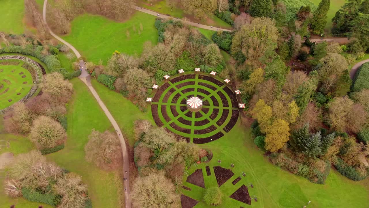 Video aereo in 4K a 60FPS in senso orario del Parco Sir Thomas and Lady Dixon a Belfast, Irlanda del Nord, in una giornata di sole. Prodotto con colori Rec709.