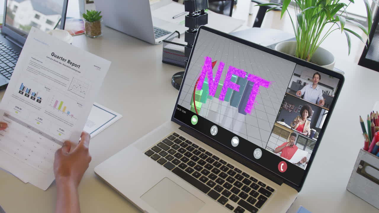 mujer de negocios afroamericana que usa una computadora portátil para videollamadas con diversos colegas de negocios