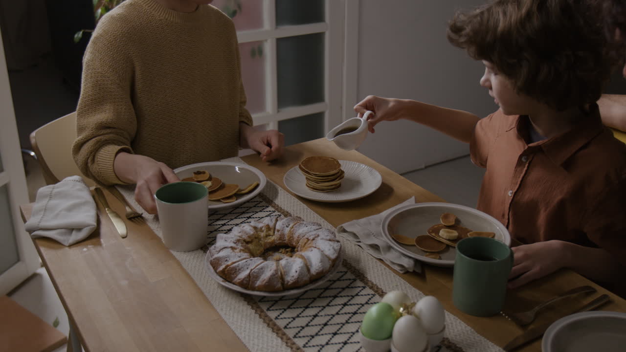 мать и сын вместе наслаждаются завтраком.