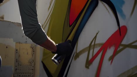 artista de graffiti pintando con spray de aerosol 4k