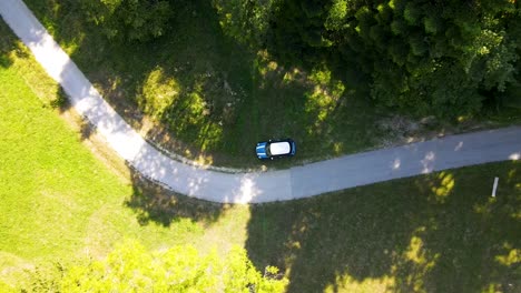 Vista-Del-Mini-Cooper-Desde-El-Aire-En-La-Naturaleza