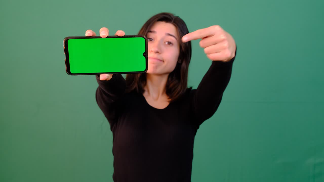 스크린 을 보여 주는 여자