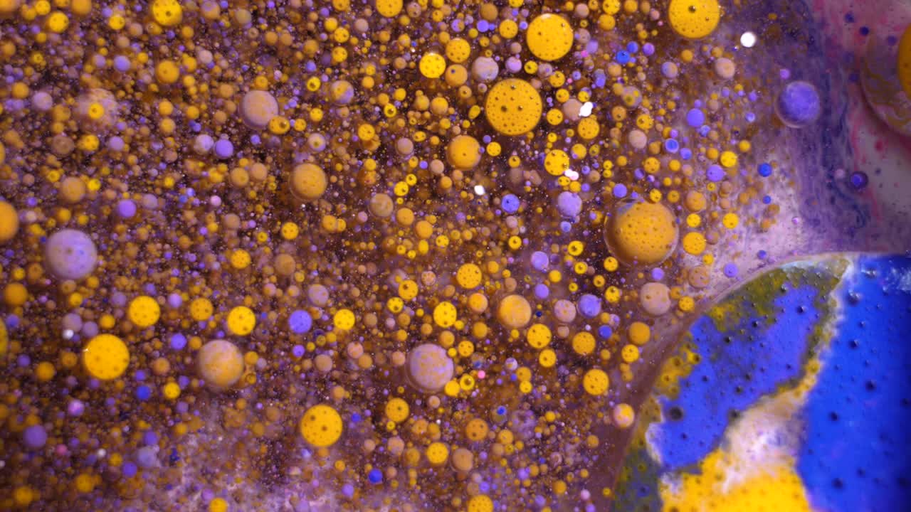 estructura fantástica de burbujas de colores. movimiento caótico. pintura de colores abstractos. vista superior