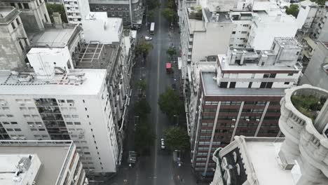 aerial top down montevideo centro de la ciudad avenida 18 julio y palacio salvo tráfico coches rascacielos edificios