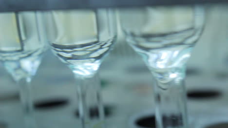 frascos de vidrio vacíos en el laboratorio. primer plano. cristalería de laboratorio