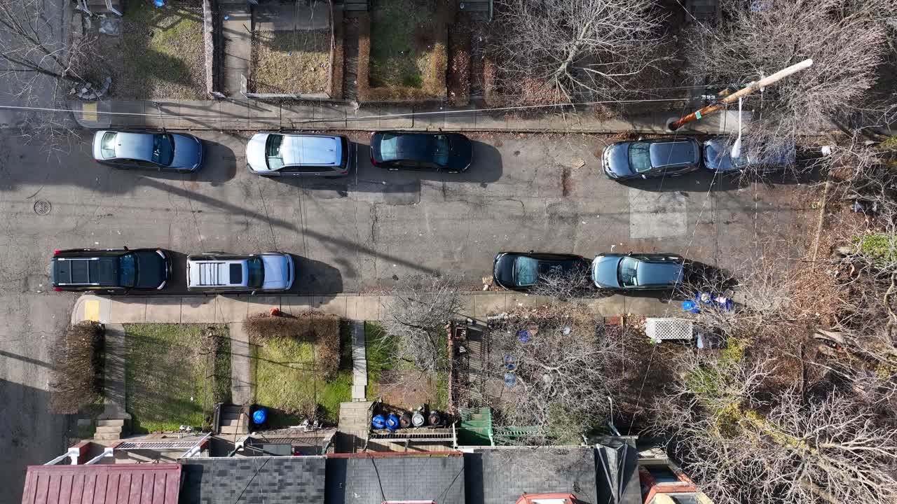 vista aérea de arriba hacia abajo del barrio de viviendas en el suburbio de la ciudad