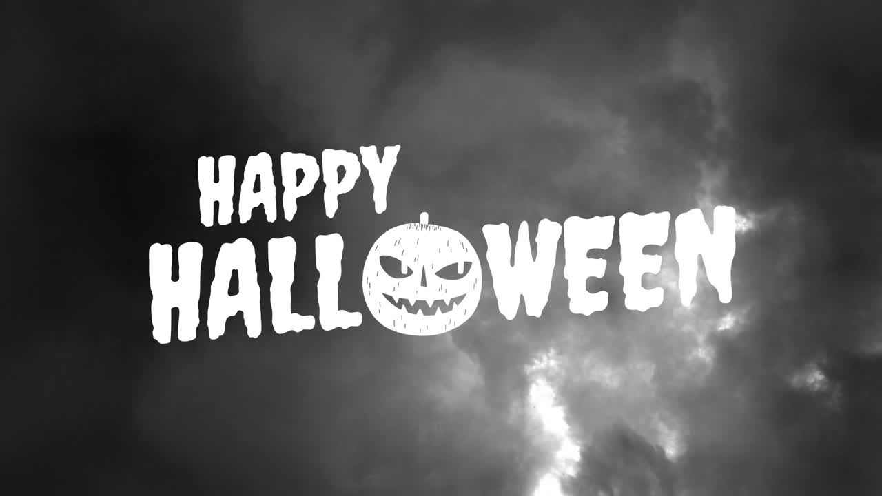 Scritta Happy Halloween con volto di zucca su sfondo scuro e nebbioso