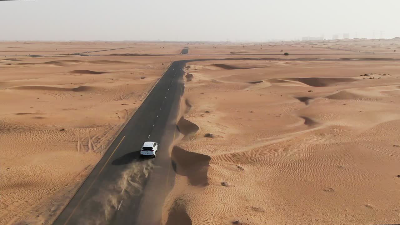 coche blanco en un camino del desierto