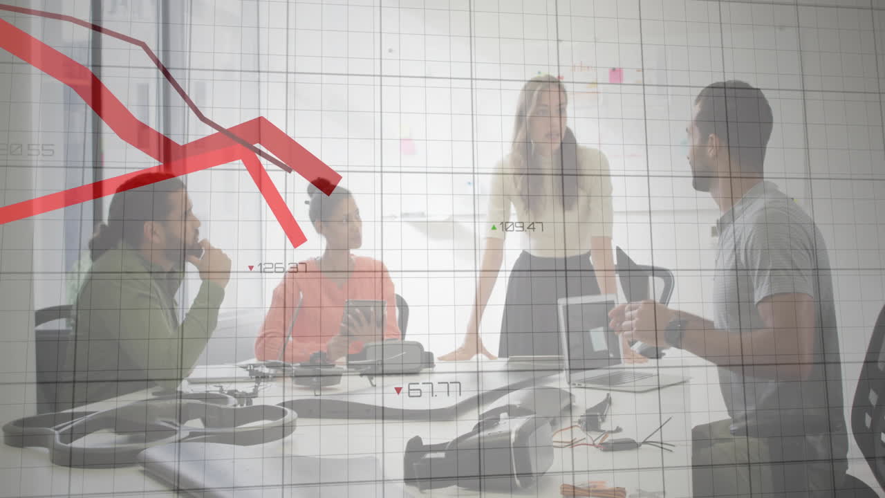 캐주얼 사무실 회의에서 다양한 동료에 대한 빨간 그래프의 애니메이션
