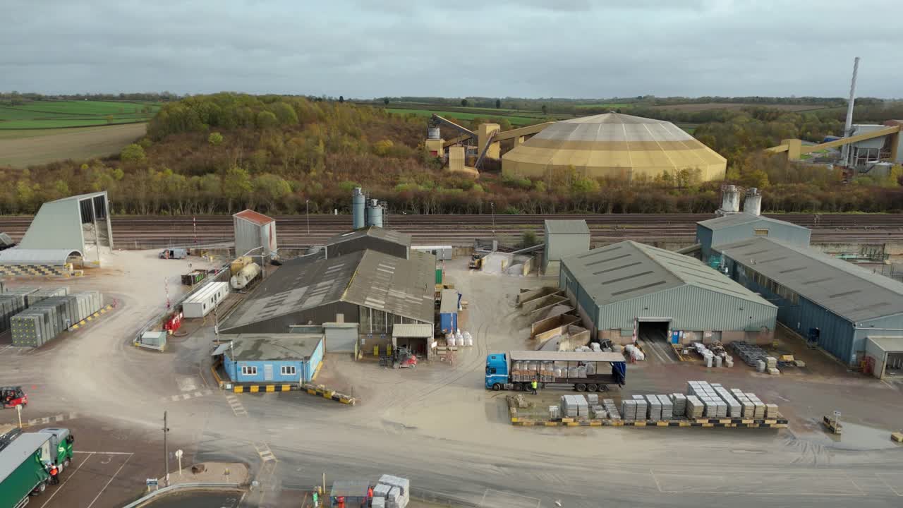 Luftaufnahme einer großen Fabrik für die Herstellung von Gips und einer industriellen Produktionsanlage in der Nähe von Sileby, Großbritannien, die die Bauindustrie beliefert
