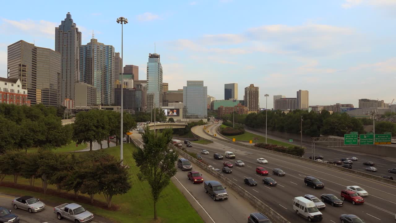 고속도로와 애틀랜타 조지아 스카이라인의 광각 전망