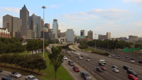vista de gran angular de las autopistas y el horizonte de atlanta georgia distante