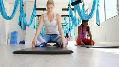 Grupo-De-Mujeres-Haciendo-Ejercicio-En-El-Gimnasio-4k