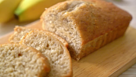 Homemade-banana-bread--or--banana-cake-sliced