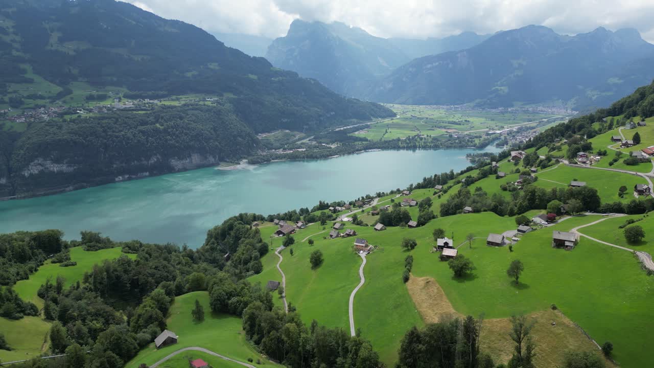 hermoso paisaje vista aérea del lago walensee cerca de amden, suiza