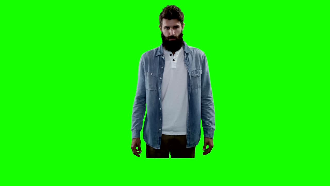 hombre fingiendo usar una pantalla digital