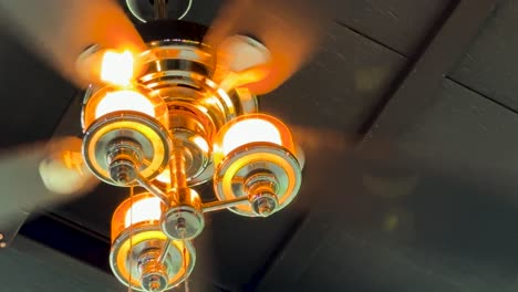 cerrar un hermoso ventilador de techo con un diseño de lámpara vintage