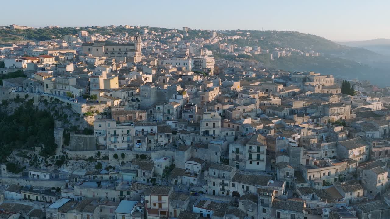 Veduta aerea di Modica Alta, Val di Noto, Sicilia, antica città barocca con chiesa, Sud Italia all'alba